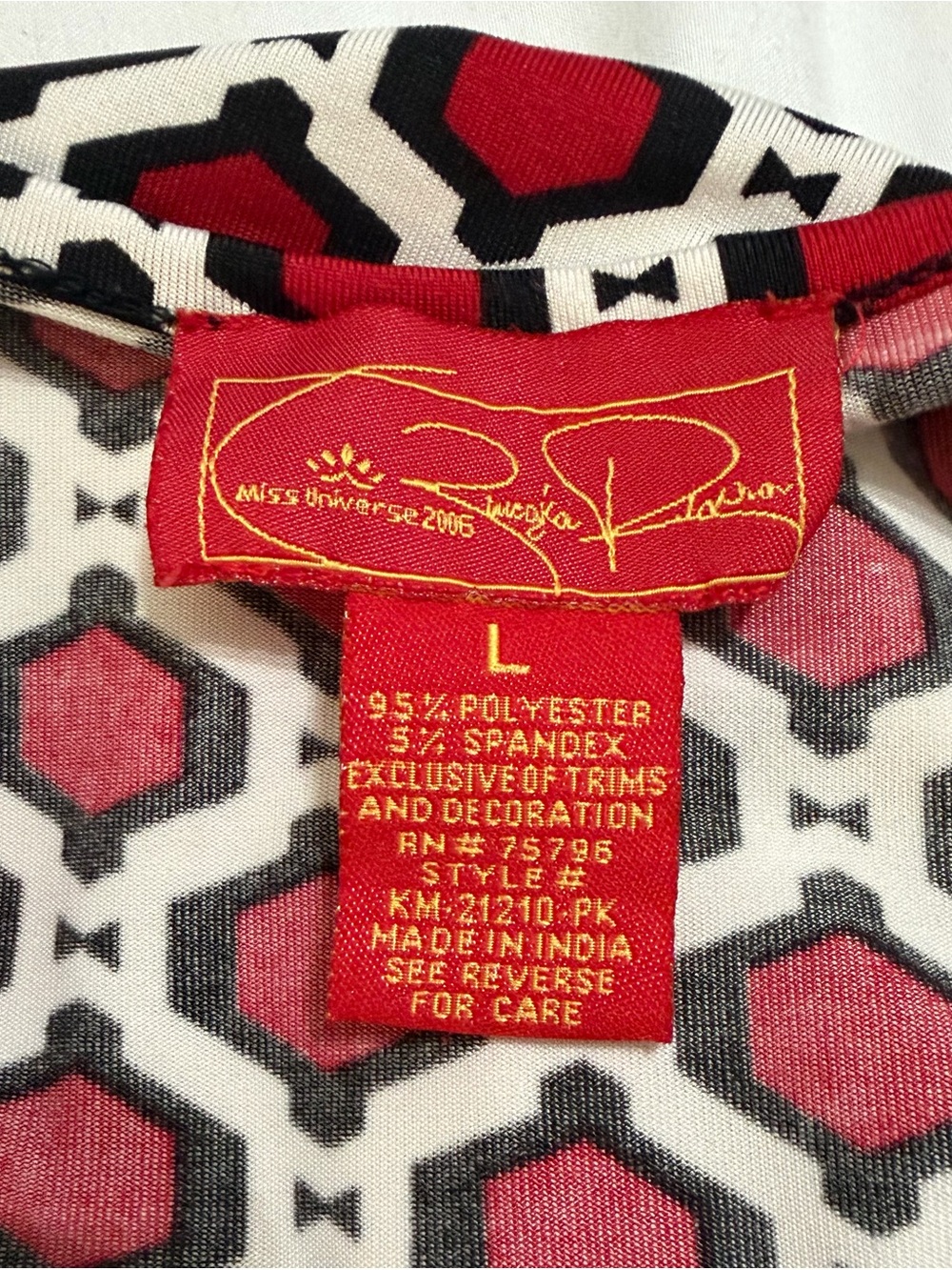 Zuyleka Rivera Geometric Print Short Sleeve Top - Red & Black - Picture 5 of 5